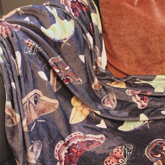 A video showing the texture and details of the brown moth pattern blanket.