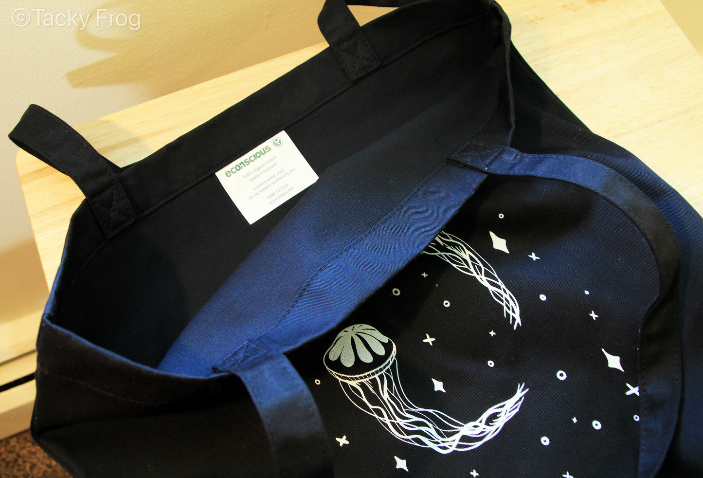 A glimpse of the inside of the bag. It is single compartment.